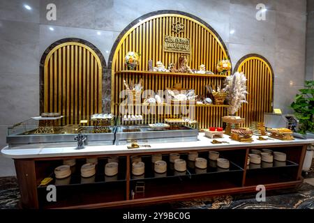 Hotel 5 stelle CUA Dong, Vinh City, provincia di Nghe An, Vietnam - 11 settembre 2024: Vista dell'interno del ristorante per preparare la colazione a buffet per gli ospiti Foto Stock