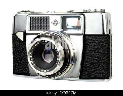 Fotocamera a pellicola analogica Agfa Optima 1a da 35 mm vintage con obiettivo agnar f 2,8 a colori prodotta per la prima volta nel 1962 in Germania Foto Stock