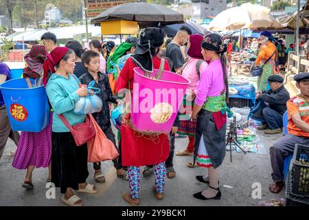 Mercato di Dong Van, distretto di Meo Vac, provincia di ha Giang, Vietnam - 15 settembre 2024: Scena della vita quotidiana al mercato dell'antica città di Dong Van. Il segno Foto Stock