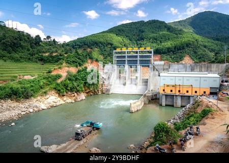 Centrale idroelettrica di Xuan Minh, distretto di Quang Binh, provincia di ha Giang, Vietnam - 18 settembre 2024: Vedi centrale idroelettrica di Xuan Minh in funzione a Quang Foto Stock