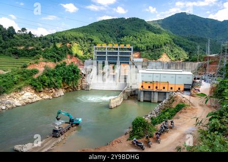 Centrale idroelettrica di Xuan Minh, distretto di Quang Binh, provincia di ha Giang, Vietnam - 18 settembre 2024: Vedi centrale idroelettrica di Xuan Minh in funzione a Quang Foto Stock