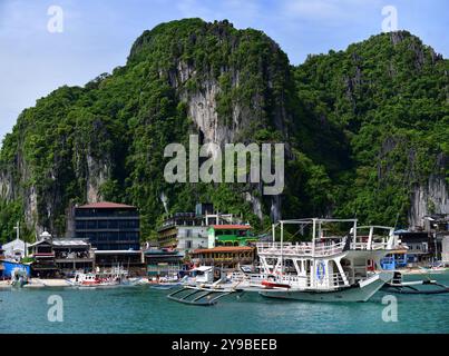 Le tradizionali barche in legno e bambù Bangkas attraccavano sul porto. EL Nido, Palawan, Filippine Foto Stock