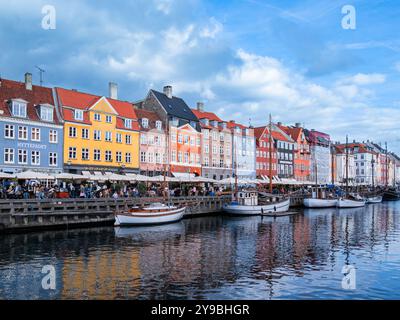 Copenaghen, Danimarca - 9 ottobre 2022: Affascinante canale Nyhavn a Copenaghen con edifici colorati, barche a vela e attività vivace. Foto Stock