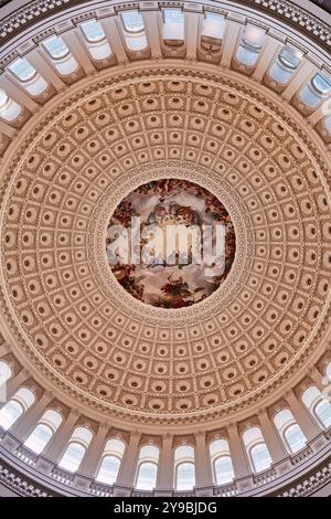 Una vista mozzafiato degli interni del Campidoglio degli Stati Uniti, che mostra la grandiosa architettura e lo splendido affresco intitolato "l'Apotheosis di Washington" Foto Stock