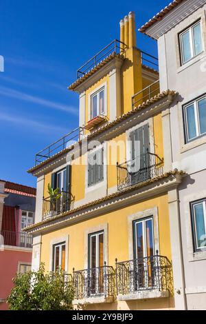 Tradizionale casa gialla con balconi a Lisbona, Portogallo Foto Stock