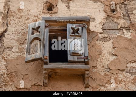 SARAI-BATU, RUSSIA - 7 MAGGIO 2024: Un frammento di un muro con una finestra nella capitale stilizzata dell'Orda d'Oro. Sarai Batu, regione di Astrakhan, russi Foto Stock