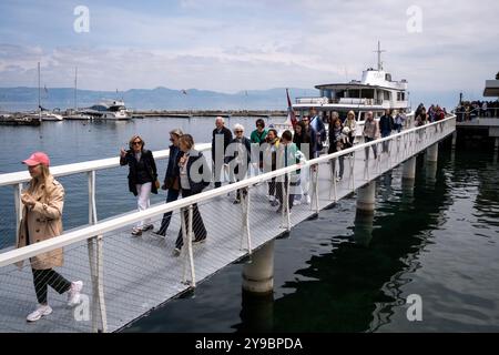 Passeggeri che scendono dal traghetto sul lago Leman per Losanna in Svizzera da Evian les Bains nelle Alpi nel dipartimento dell'alta Savoia nella A. Foto Stock