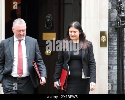 Londra, Regno Unito, 8 ottobre 2024. Steve Reed, Segretario di Stato per l'ambiente, l'alimentazione e gli affari rurali e Segretario di Stato per la cultura, i media e lo sport Lisa Nandy lascia Downing Street al n. 10 dopo la riunione del Consiglio di amministrazione,. Foto Stock