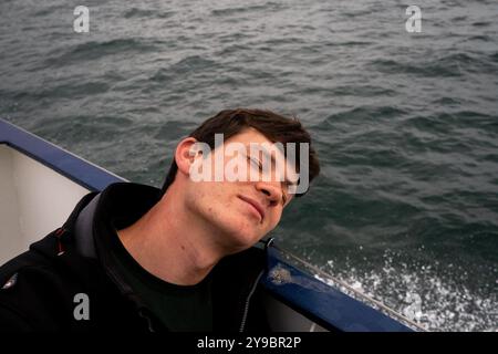 Passeggeri che riposano sul traghetto sul lago Leman per Losanna in Svizzera da Evian les Bains nelle Alpi nel dipartimento dell'alta Savoia nell'Au Foto Stock