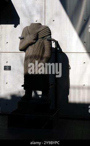 Scultura e ombra su un muro di pietra Foto Stock