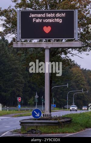 Jemand liebt Dich Fahr vorsichtig. Seit April schmücken 17 digitale Verkehrstafeln in Köln zeitweise humorvolle Sprüche auf Kölsch. Diese Botschaften, die normalerweise für Verkehrsinfos genutzt werden, erscheinen nur, wenn keine Staus oder Gefahren gemeldet werden müssen. Insgesamt werden drei verschiedene kölsche Nachrichten für die Autofahrerinnen und Autofahrer angezeigt. *** Qualcuno ti ama guidare con attenzione. Da aprile, 17 segnali stradali digitali a Colonia sono stati temporaneamente adornati con canti umoristici a Kölsch. Questi messaggi, che vengono normalmente utilizzati solo per le informazioni sul traffico Foto Stock