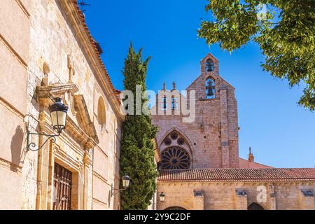 Splendidi edifici storici come la Chiesa di San Francesco e la Cappella di nostra Signora della solitudine nella città di Palencia, Castilla y León, Spagna Foto Stock