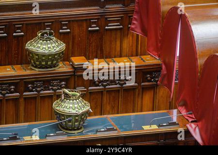 Italia, Roma, 8 ottobre 2024: Camera dei deputati, elezione di un giudice della Corte costituzionale, nella foto le urne e il voto Foto Stock