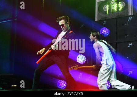 REGNO UNITO. 09 ottobre 2024. LONDRA, INGHILTERRA - 09 OTTOBRE: Tom Fletcher e Dougie Poynter di "McFly" si esibiscono all'O2 Arena di Greenwich il 9 ottobre 2024 a Londra, Inghilterra. CAP/Mar © Mar/Capital Pictures credito: Capital Pictures/Alamy Live News Foto Stock