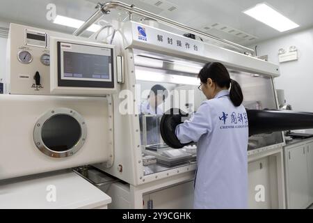 (241010) -- PECHINO, 10 ottobre 2024 (Xinhua) -- i ricercatori si occupano di campioni lunari recuperati dalla missione Chang'e-6 presso il laboratorio di campioni lunari presso gli osservatori astronomici nazionali della Chinese Academy of Sciences (CAS) a Pechino, capitale della Cina, 24 settembre 2024. La ricerca sui campioni lunari raccolti dalla missione Chang'e-6 è ancora in corso, secondo li Chunlai, un ricercatore presso gli osservatori astronomici nazionali, CAS, e vice capo progettista della missione Chang'e-6. Un documento di ricerca pubblicato a settembre sui campioni lunari portati indietro dal Chang'e-6 mi Foto Stock