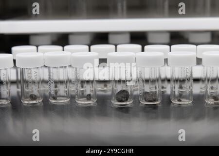 (241010) -- PECHINO, 10 ottobre 2024 (Xinhua) -- questa foto mostra campioni lunari recuperati dalla missione Chang'e-6 presso il laboratorio di campioni lunari degli osservatori astronomici nazionali della Chinese Academy of Sciences (CAS) a Pechino, capitale della Cina, 24 settembre 2024. La ricerca sui campioni lunari raccolti dalla missione Chang'e-6 è ancora in corso, secondo li Chunlai, un ricercatore presso gli osservatori astronomici nazionali, CAS, e vice capo progettista della missione Chang'e-6. Un documento di ricerca pubblicato a settembre sui campioni lunari riportati dalla missione Chang'e-6 Foto Stock