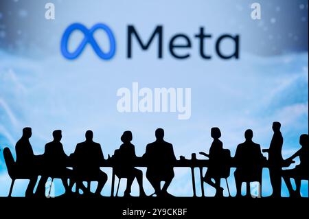 CALIFORNIA, USA, 10 OTTOBRE 2024: Meta Global Expansion Workshop. Professionisti del settore seduti intorno a un tavolo, analizzando le tendenze del mercato internazionale Foto Stock