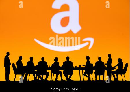 SEATTLE, USA, 10 OTTOBRE 2024: Amazon Financial Growth Dialogue. Sagome dei dirigenti in una riunione aziendale, esaminando i grafici delle entrate, con il Foto Stock