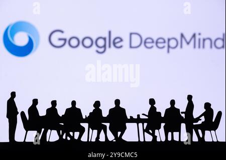 CALIFORNIA, USA, 10 OTTOBRE 2024: Deep Mind by Google Company Bussiness Meeting. Sagoma degli uomini d'affari seduti dietro il tavolo e discutono Foto Stock