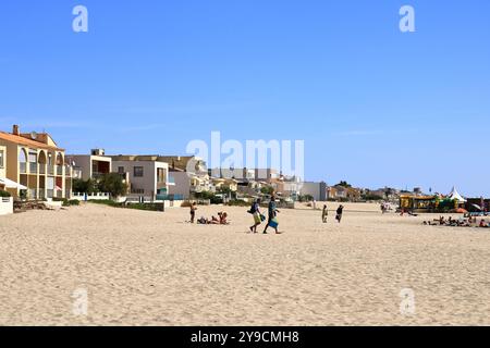 Carnon, Palavas-les-Flots, Montpellier in Francia - agosto 25 2024: La gente si gode Carnon Plage, una località balneare nel sud di Montpellier Foto Stock