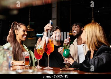 Un gruppo di colleghi diversi condivide risate e cocktail in un incontro aziendale alla moda. Foto Stock