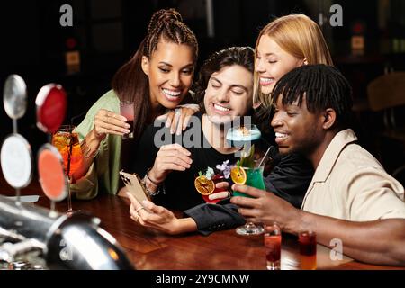 Un gruppo diversificato di colleghi festeggia con bevande colorate, unendo i momenti condivisi. Foto Stock