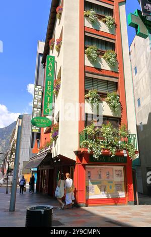 Andorra la Vella in Andorra - agosto 28 2024: Le persone camminano per fare shopping nella strada commerciale chiamata Meritxell Foto Stock