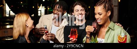 I colleghi si godono un drink, condividendo momenti di gioia insieme in un vivace raduno aziendale. Foto Stock