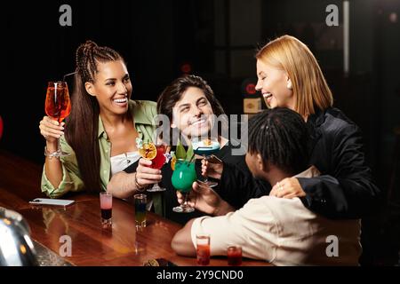 I colleghi possono gustare cocktail vivaci e risate durante una festosa festa aziendale. Foto Stock