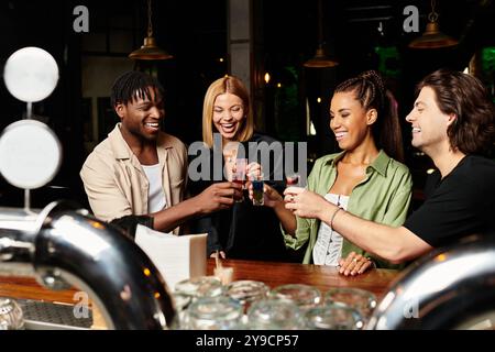 I giovani professionisti si godono un brindisi allegro insieme a una festa aziendale, celebrando il successo. Foto Stock
