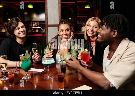 I giovani professionisti amano bere e ridere insieme in un vivace raduno aziendale. Foto Stock