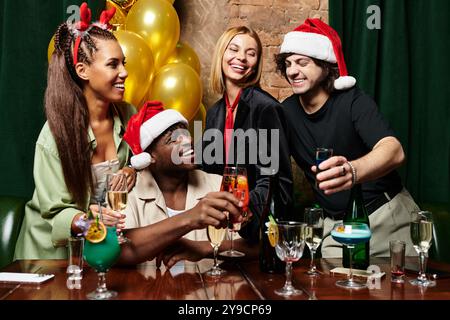 I giovani professionisti apprezzano drink e momenti di allegria in una vivace riunione di lavoro. Foto Stock