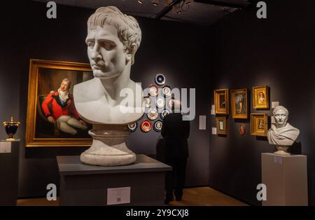 Visitatori, espositori e artisti alla Frieze Masters Art Fair 2024 a Regent's Park, Londra, Inghilterra, Regno Unito Foto Stock