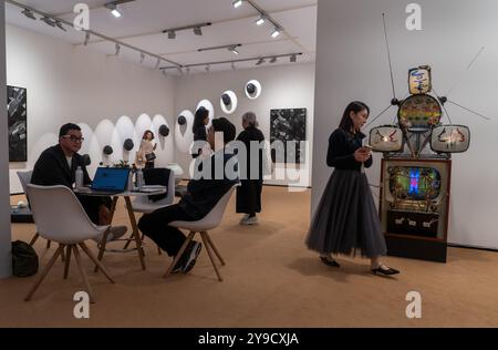 Visitatori, espositori e artisti alla Frieze Masters Art Fair 2024 a Regent's Park, Londra, Inghilterra, Regno Unito Foto Stock