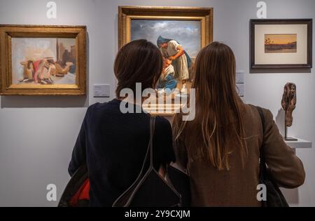 Visitatori, espositori e artisti alla Frieze Masters Art Fair 2024 a Regent's Park, Londra, Inghilterra, Regno Unito Foto Stock