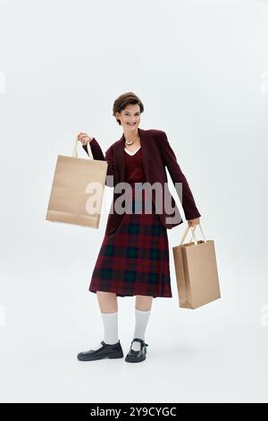 Una donna elegante, vestita elegantemente in abbigliamento invernale, gode di un'atmosfera di shopping con allegria. Foto Stock