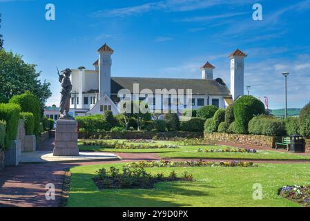 Lungomare di Ayr, Esplanade, che mostra i Giardini dell'Esplanade con il Padiglione bianco Ayr sul retro. Preso in una giornata tranquilla e soleggiata. L'Ayr Pavilion è un ex luogo di ritrovo musicale Foto Stock