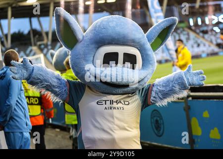 Manchester, Regno Unito. 09 ottobre 2024. Manchester, Inghilterra, 9 ottobre 2024: Mascotte man City durante la partita di UEFA Womens Champions League tra Manchester City e FC Barcelona al Joie Stadium di Manchester, Inghilterra (Natalie Mincher/SPP) credito: SPP Sport Press Photo. /Alamy Live News Foto Stock