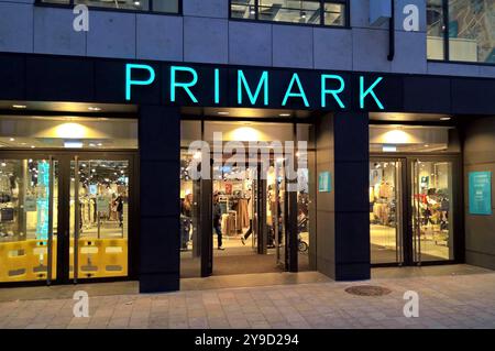 Primark ist ein International tätiger Textil-Discounter mit Hauptsitz a Dublino in der Republik Irland. In Primark-Filialen, Die in der Regel mehrere Tausend Quadratmeter Verkaufsfläche bieten, werden Textilien, Schuhe und Accessoires für Damen, Herren und Kinder sowie Artikel für den Wohnbedarf und Kosmetik zu niedrigen Preisen verkauft. Primark Fashion-Store filiale a Ingolstadt *** Primark è un rivenditore internazionale di abbigliamento a prezzi scontati con sede a Dublino, nella Repubblica d'Irlanda, i negozi Primark, che generalmente offrono diverse migliaia di metri quadrati di spazio al dettaglio, vendono tessuti, scarpe Foto Stock