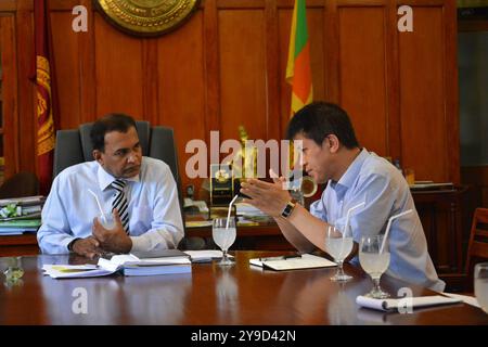 Nildiya. 10 ottobre 2024. Questa foto scattata il 22 marzo 2017 mostra Wei Yuansong (R), direttore del Laboratory of Water Pollution Control Technology presso l'Accademia cinese delle scienze, in visita a Upul B. Dissanayake, allora vice cancelliere dell'Università di Peradeniya, a Kandy, Sri Lanka. PER ANDARE CON "Feature: 31 viaggi dello scienziato cinese alla ricerca dell'acqua sicura dello Sri Lanka" credito: Xinhua/Alamy Live News Foto Stock