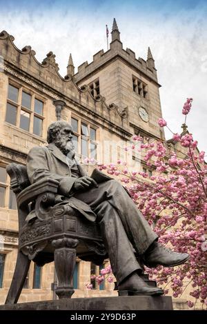 Regno Unito, Inghilterra, Shropshire, Shrewsbury, Biblioteca, statua di Charles Darwin Foto Stock