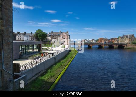 La fotografia mostra il fiume Ayr che scorre attraverso la città di Ayr. Bella giornata di sole. Preso da Auld Brig di Ayr guardando a ovest, lungo il fiume, fino al New Bridge A. Foto Stock