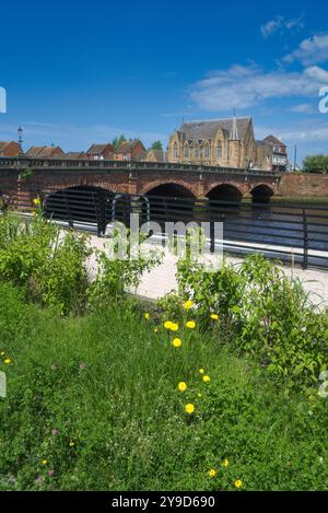 La fotografia mostra il fiume Ayr che scorre attraverso la città di Ayr. Bella giornata di sole. Prendi la Cutty Sark Centre Square guardando verso nord, fino a New Bridge. Foto Stock