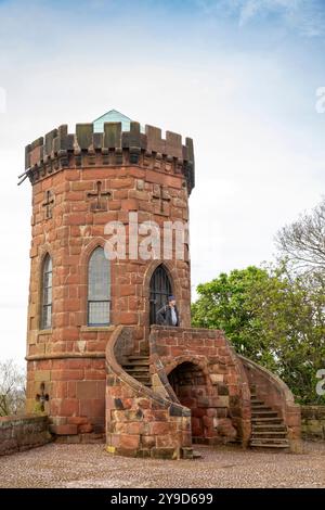 Regno Unito, Inghilterra, Shropshire, Shrewsbury, Castle, visitatore sui gradini della Torre di Laura Foto Stock