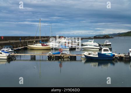 Guardando a sud-ovest verso Maidens Pier e il porticciolo dal lungomare del villaggio di Maidens, vicino a Turnberry, Ayrshire, sud-ovest della Scozia. Marea bene in e. Foto Stock