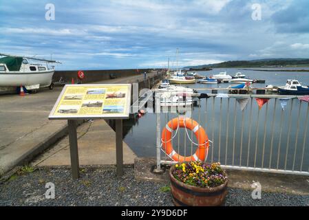 Guardando a est al molo e al porticciolo di Maidens dal lungomare del villaggio di Maidens, vicino a Turnberry, Ayrshire, sud-ovest della Scozia. Marea bene in e. Foto Stock