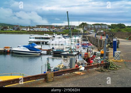 Guardando a est dal molo di Maidens e dal porticciolo dal lungomare del villaggio di Maidens, vicino a Turnberry, Ayrshire, a sud-ovest della Scozia. Marea bene dentro e Bo Foto Stock