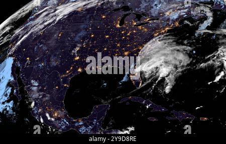 Golfo del Messico, Stati Uniti. 10 ottobre 2024. Vista all'alba dell'uragano Milton, mentre si dirige verso l'Oceano Atlantico al largo della costa orientale della Florida, come uragano di categoria 1, mostrato sul satellite GOES-East alle 10:11 GMT del 10 ottobre 2024 vicino a Melbourne, Florida. Crediti: CIRA/NOAA/NOAA/Alamy Live News Foto Stock