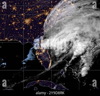 Golfo del Messico, Stati Uniti. 10 ottobre 2024. Vista all'alba dell'uragano Milton, mentre si dirige verso l'Oceano Atlantico al largo della costa orientale della Florida, come uragano di categoria 1, mostrato sul satellite GOES-East alle 10:00 GMT del 10 ottobre 2024 vicino a Melbourne, Florida. Crediti: CIRA/NOAA/NOAA/Alamy Live News Foto Stock