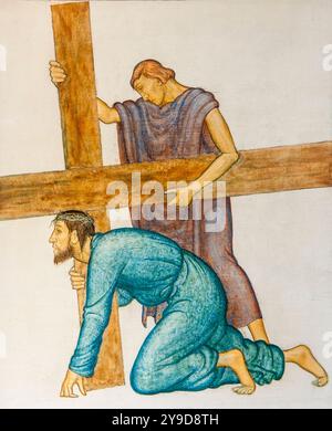 "Simon of Cyrene Helps Jesus Carry the Cross", 1939, di Denis Tegetmeier (genero di Eric Gill) nella chiesa di San Pietro, Gorleston (progettato da Gill) Foto Stock